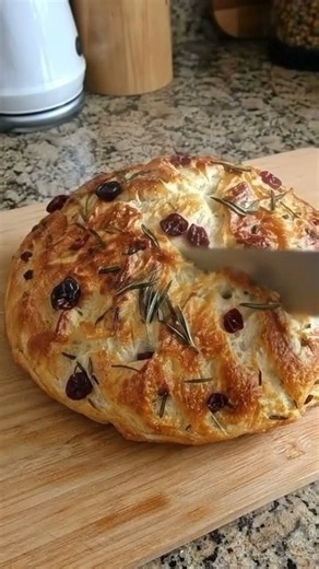 🍞 KETO NO-KNEAD ROSEMARY CRANBERRY BREAD 🌿