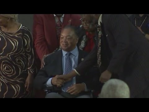 Hundreds gather to honor Rev. Jesse Jackson after he announced he's stepping down from Rainbow PUSH