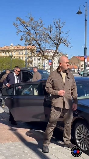 𝗧𝗛𝗘 𝗖𝗟𝗢𝗦𝗘 𝗣𝗥𝗢𝗧𝗘𝗖𝗧𝗜𝗢𝗡 𝗠𝗔𝗚𝗔𝗭𝗜𝗡𝗘 on Instagram: "🄲🄿🄼 Ukrainian President Volodymyr Zelensky arrived in Lithuania. Check his close protection team. 🄲🄿🄼 🅃🄴🄰🄼 ° ° ° #cpo #police #military #escolta #security #bodyguard #vipprotection #bodyguardlife #личнаяохрана #closeprotection #personenschutz #personalprotection #executiveprotection #persoonsbeveiliging #closeprotectionmagazine🌐"