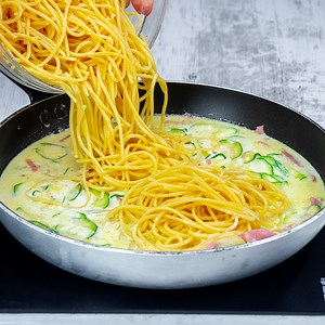 879K views · 6.3K reactions | J'ajoute des courgettes à la sauce et les pâtes sont comme au resto. A essayer! Ingrédients: pour la sauce: huile - 12 ml ail - 1 gousse jambon - 150 g courgettes - 150 g sel - 5 g poivre noir - 3 g crème de cuisson douce - 250 ml tomates cerises - 80 g Cuire à feu moyen pendant 25 min spaghettis bouillis - 200 g | Savoureux.tv | Facebook