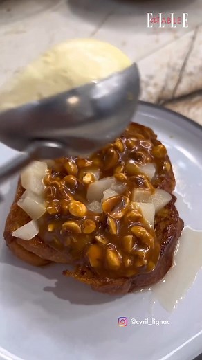 L'incroyable pain perdu aux poires, caramel de noisettes du chef Cyril Lignac ❤️ 🍐 La recette est à découvrir sur son compte Instagram. | ELLE à table