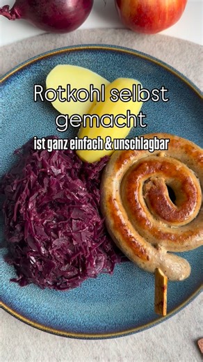 Rotkohl selber mach ist ganz einfach und er schmeckt einfach um Längen besser, als gekaufter. Ich mache meinen Rotkohl immer einen Tag vorher fertig, dann kann er so richtig schön durchziehen. Bei uns gab es Kartoffeln und Bratwurstschnecken dazu. Ich liebe es die Kartoffeln zu zerdrücken, einen Stich gesalzene Butter dran zu machen und dann den Rotkohl mit den Kartoffeln so richtig schön zu vermengen! So mache ich es seit meiner Kindheit und meine Kinder und auch Ehemann, haben das inzwischen g
