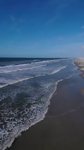 Embracing the chilly charm of the Dutch coast, especially the beautiful shores of the Wadden Islands. 🌊 Did you know that the Netherlands boasts a stunning 450 kilometers of coastline? Bundle up, feel the invigorating cold, and let the sea breeze sweep you away. 🌬️ 📽️ @ontdekjeplekje_nl #niederlande #netherlands #sea #wadden #winter #coast #weekend | Visit Netherlands