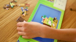 Melissa & Doug Take-Along Magnetic Jigsaw Puzzle Set – On the Farm (2 x 15 Piece) Travel Activity Toy for Preschoolers and Kids Ages 3+ - FSC Certified