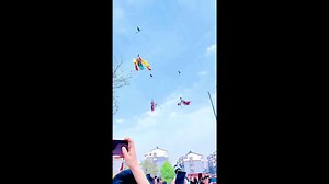 Aerial dance performance stuns tourists at ancient town in China