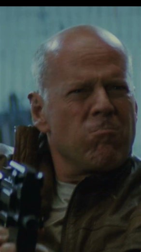 He switched weapons fast. 😳 | Looper