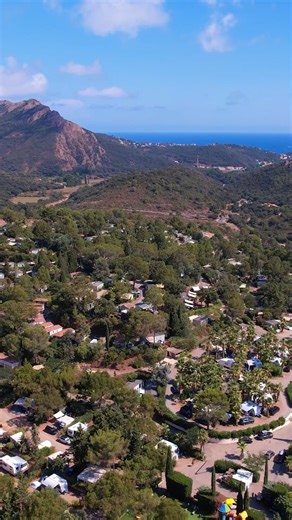 Ces dernières semaines, vous avez exploré nos mobil-homes, nos emplacements caravanes et nos infrastructures. Aujourd’hui, découvrez Esterel Caravaning en pleine activité ✨ Des journées animées, des enfants qui s’émerveillent, des moments de détente qui s’enchaînent… Voilà ce qui vous attend lors de vos vacances 2026. Les dates s’ouvrent, les envies aussi. ➡️ Réservez dès maintenant et choisissez votre emplacement idéal. https://www.esterel-caravaning.fr/ | Esterel Caravaning