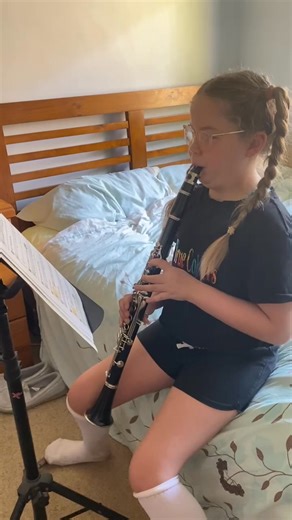 When Freja is in y4 next year she can (officially) start music lessons for NT Music school and join the band program. She choose clarinet(!!) I found her a $100 clarinet on Marketplace, our ww specialist (Shona) gave her a 5min lesson on how to put it togethrr and make a sound, and here she is less than 24h after recieving it ;) You go my girl❤️ | Per Forsberg