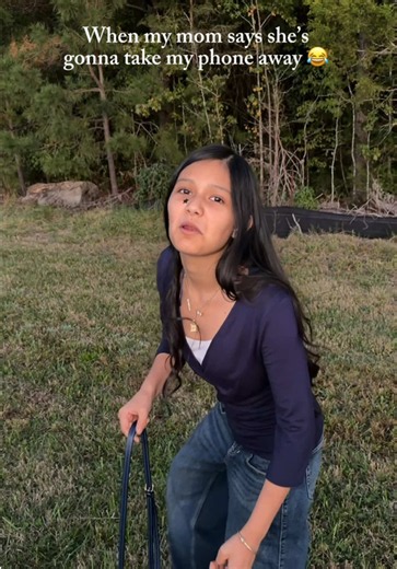 When my mom says she’s gonna take my phone away 😂😂 it be that serious #daughter #mom #danielareyna #fypシ゚viral #fyp