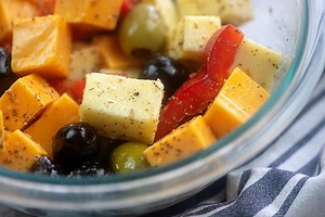 Love munching on this easy recipe! Perfect for low carb and keto, too! RECIPE: https://thatlowcarblife.com/marinated-cheese-and-olives/ | That Low Carb Life