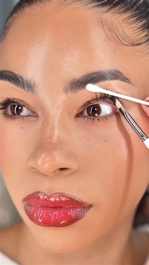 Cori ♡ | Winged liner tutorial ✨🫶🏼 would you try this? IB @beauty_vik_ 🤍 . . . #makeuptutorial #makeuphack | Instagram