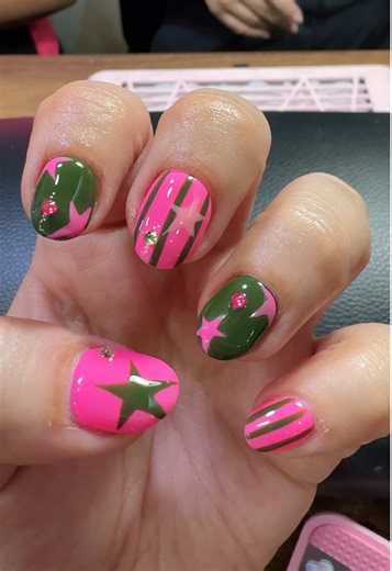 rosa y verde? SIP PLS 💖💚💖💚💖💚 @ManiacBeauty siempre entiendiendo la vibra y sirviendo las uñas más cool de lima >.
