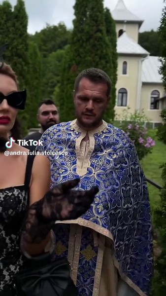 Ca tot ne aflam in plin turneu de lansare a filmului, trebuia sa postez acest clip filmat intr-o pauza de la filmari, care n-are legatura cu povestea filmului, dar care a adunat milioane de views in vara. 😅😜 Maine seara ne intalnim live la premiera din Brasov @CinemaCityRomania - Afi Brasov, orele 19. @vasilesinavetaspatiala din 19 decembrie in toate cinematografele din tara. Ma’ amazing partner: George Remes @alinpanc @Varu Sandel Oficial (eu sunt)