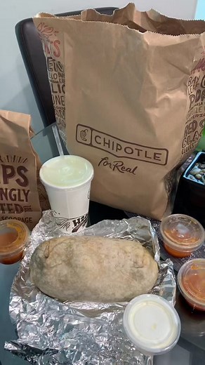 #chipotle #burrito #chips #sauce #asmr #mukbang #asmrsounds #asmrmukbang #mukbangasmr #crunchy #eat #eating #food #foodie #foryou #fyp #foryoupage #fy