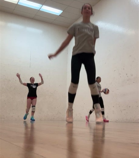 Ayeee @Izzy @camrynwoolsey.vb @miadrakvolleyball1424 @miadrak.vball14 @nahla #clubvolleyball #volleyball #setter #kierabvolleyball #fypシ゚viral #fypage #volleyballreps #volleyballoutsidehitter #middleblocker #volleyballpractice