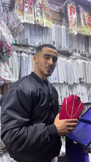 كتعرف داك الفرق بين شي حد لابس مزيان… وشي حد عندو حضور؟ الفرق كيديرو التفاصيل. ⌚ هاد الـ Pack ماشي غير أكسسوارات، هو لمسة كتكمّل اللوك ديالك وتخلي الستايل ديالك يهضر قبلك 🖤 اختار البساطة، وخلي الفخامة تبان بوحدها. MYS ستايل ما كيطلبش الإذن. #M#MYSM#MensStyleM#MensAccessoriesM#MinimalStyleL#LuxuryDetails