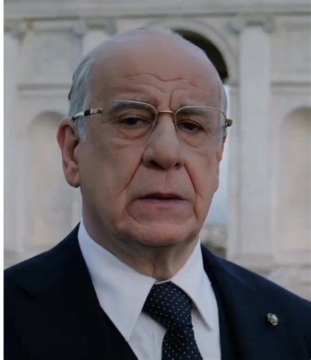 La Grazia is Paolo Sorrentino at his most restrained and reflective. At its center is a President of the Republic nearing the end of his mandate, a man suspended between authority and conscience, between what the law allows and what the heart resists. Power, here, is not spectacle. It is weight. It presses inward, forcing every decision to pass through doubt, memory, and moral fatigue. Sorrentino does not offer answers, nor does he seek easy judgments. Instead, he lingers in uncertainty. He trea