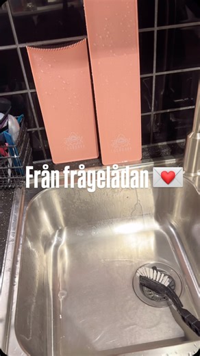 Kanske har du också undrat om du ska ”våga” köpa dina COOBOARD i nån kul färg? - Älskar ju rosa 🩷 - Å den lila är ju så fin 💜 - Man blir ju så glad av Rainbow 🌈 - Blått är ju egentligen min färg 💙 - Eller ska jag ta en grön 💚 så att jag inte blandar ihop min Cooboard med alla andras på salongen? - Leopard är såååå himla läckert 🐆🐆🐆 Men så landar du ändå på svart för TÄNK OM det blir fula färgfläckar på dina nya favoritverkryg 😉 Så resonerar många men nu behöver du inte fundera på det. N