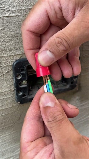 Use this connection to splice three wires at once, watch the magic happen #AmericanBuilds #SmartFix