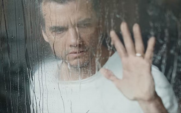 Novo filme com Wagner Moura transforma lar em prisão mortal na Netflix