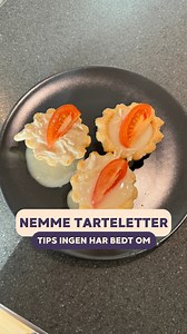 Tip ingen har bedt om - nemme tarteletter! 😍 Jeg kan vildt godt lide tarteletter, men I kender mig - jeg hopper over hvor gærdet er lavest når det kommer til mad 😂 Derfor har jeg altid lavet tarteletter af 3 ingredienser: kylling, aspargessuppe og tarteletskaller 👏🏼 Og jeg skal altså være ærligt og sige at jeg synes det smager præcis som normale tarteletter! Og så er de altså lidt sundere fordi sovsen ikke er opbagt og fyldt med smør. Der er ca. 180 kalorier pr. tartelet, hvoraf størstedelen