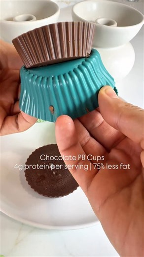 Alissa Steinberg RD CDE MHSc on Instagram: "@healthyu_dietitian Comment “CUPS” if you want a step-by-step tutorial on how to make this yummy treat, and I’ll send over my live cooking demo with @melissagrelo 🍫🙌 These chocolate peanut butter cups have a healthy twist you’ll want to make on repeat, with over 75% less fat than store-bought versions just by using peanut butter powder alone! Each one also packs nearly 4 grams of protein 💪 And when @lindsayguscott a chef and food stylist teaches you