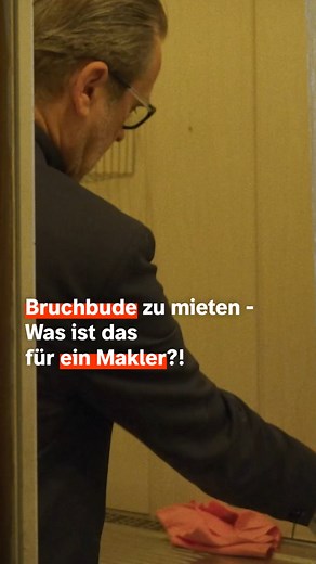 Wohnungsangebote wie diese sind eine Zumutung – und auch Makler wie dieser hier: preist eine unrenovierte Mini-Bude an, als wäre es ein echtes Schätzchen. In der ARD Story "Crashkurs für Immobilienhaie" schlüpft Schauspieler Matthias Matschke in die Rolle eines profitgierigen Immobilienhais. | SWR