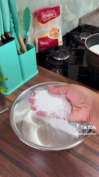 CUSCUZ DE TAPIOCA CREMOSO Esse aqui é aquele doce fácil, rápido e perfeito pra quem ama uma sobremesa geladinha e prática. Você faz hoje e amanhã já tá prontinho pra se deliciar! 😍 INGREDIENTES: • 1 pacote de tapioca granulada • 1 caixa de leite condensado • 700 ml de leite • 1 pacote de coco ralado • 1 xícara de leite em pó MODO DE PREPARO: Em um bowl, misture a tapioca granulada com o leite. Mexa bem e deixe hidratar por 10 minutos. Depois, adicione os demais ingredientes, misture tudo e tran