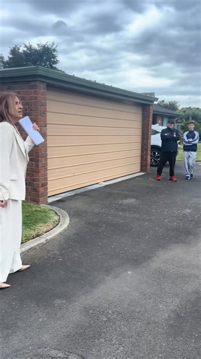 Seller: we only want to auction on a Saturday, Thursdays don’t work Me : watch this At this auction we had 4 active bidders. The winning bidder saw the property the day of auction, and felt confident enough to go all the way! Auctions work On. Any. Day. our data shows us this #auctioneer #femaleauctioneer #melbourneauctioneer | Australia By Aussie