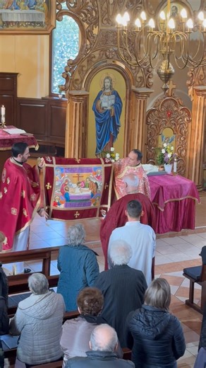 În tăcere și lumină de lumânări, însoțim pe Cristos spre mormânt, cu credință și nădejde în Înviere.