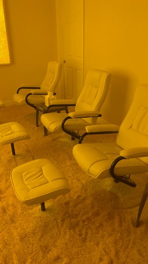 The halogenerator takes pure pharmaceutical grade salt and breaks it down into tiny, breathable particles that fill the room. When you relax and breathe it in, it helps clear your lungs, open your airways, and even support your skin. Basically, it’s what gives you all the natural wellness benefits of salt therapy while you just sit back and unwind! The salt on the floor feels great on your feet though;) Click here to book 👇🏻 https://book.squareup.com/appointments/lop0254h71sk51/location/L2A57V