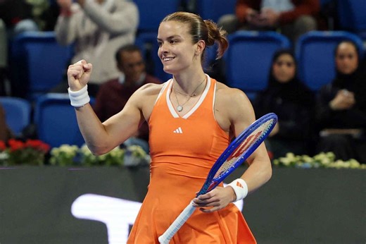 Maria Sakkari stuns three-time champion Iga Swiatek to book Doha semi-final spot | Flashscore.com
