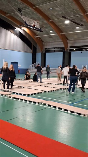 Ce soir, installation du gymnase pour la compétition départementale de demain 🏆 Un grand merci à nos nombreux bénévoles présents ! Ça fait chaud au cœur de voir cet entraide, vos sourires, votre bonne humeur et votre implication dans la discilpline de vos filles. Cette cohésion de club est tellement importante pour nous 🥰 Hâte de vous retrouver demain et d'accueillir le club de Salbris gymnastique pour cette nouvelle saison 🤸🏼‍♀️🎉 | Gymnastique Artistique Vineuil