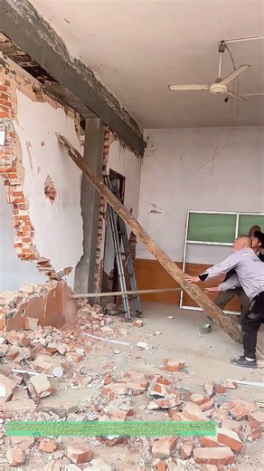 Démolition en action : Comment les ouvriers transforment les espaces avec précision ?