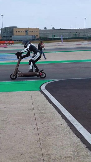 4x Freestyle Scooter champ @kotaschuetz with the knee drop #escracing #electricscooter #racing #fypシ