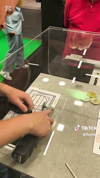 Εργαλεία για καλλιτεχνικές δημιουργίες με πλακάκι