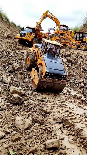 RC Sheepsfoot Roller's Epic Mud Challenge! 🚜💦 (Full Crew Miniature Build)