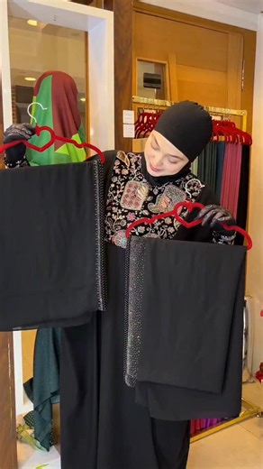 ‎روسری | شال | عبا | مگنت | ملزومات حجاب | نارا‎ on Instagram‎: "شال مشکی مجلسی 🥰 دیزاین شده با نگین و مروارید سنگی♥️ با دو مدل نگین کافیه بنویسین شال نگین اطلاعاتش ارسال میشه @naaraaa.ir @naaraaa.ir کالکشن نگین شال حریرکرپ قواره استاندارد ۲۰۰×۷۵ سانت با مروارید مشکی فقط رنگ مشکی قابل سفارش است رنگی با نگین و بدون مروارید قابل سفارش برش و دوخت مزونی در مجموعه نارا دوخت مرواریدها تک به تک با دست با ظرافت زیاد به شال انجام شده 😍 📲 ثبت سفارش (شماره واتساپ/دایرکت) ⏰ساعت پاسخدهی: ۸ الی ۲۰ 🏬ثبت سف