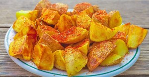 Patatas Bravas: the delicious Spanish tapas recipe for fried potatoes with spicy sauce