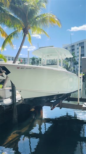 Walkthrough – 2016 Sea Hunt Gamefish 30 ⚓ Twin Yamaha F300s, dual Simrad displays, Helm Master, JL Audio system, windlass, underwater lights, dual livewells, mezzanine seating, hardtop with misters, and tons of rod storage. Offshore-ready with comfort for long days on the water. 💰 $110,000 | 📍 Pompano Beach Contact @bluetopyachting for details. #SeaHunt #Gamefish30 #BlueTopYachting #BoatForSale @bluetoplegend @Yamaha Motor USA