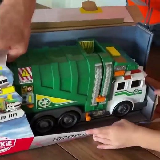 Garbage Trucks Video for Kids | rubbish truck toy | blippi kids help dad | min min playtime