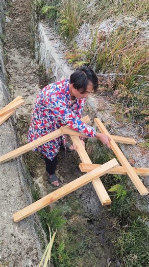 The process of building the pontoon bridge
