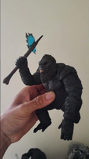 Hiya Toys GXK Kong holding the Sh Monsterarts Axe. 🔥
