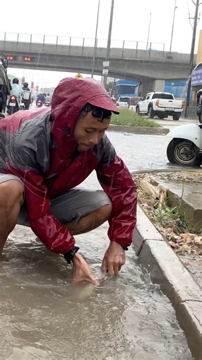 70K views · 1.8K reactions | Remove Plastic Unclog Drain Under Rain stream flooding on Street #lifestyle #flood #unclog #plastic #Remove #cleaning | Phea Cleaning Culverts | Facebook
