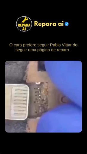 Repa.raai on Instagram: "As portas de carregamento são frequentemente limpas com uma ferramenta fina para remover detritos que são compactados ao longo do tempo. Uma vez que os detritos são removidos, o conector pode sentar-se e os pinos podem fazer contacto consistente. Mas isto precisa de cautela. Ferramentas afiadas ou metálicas podem dobrar pinos ou causar danos se escorregarem, então uma ferramenta não metálica é a opção mais segura."