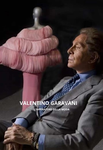 Valentino Garavani, l’Imperatore della moda italiana, ha incantato il mondo con il suo talento innato e la sua sensibilità estetica. Debuttando nella Sala Bianca di Firenze nel 1962, ha realizzato il sogno di creare abiti femminili, lasciando un’eredità immensa. Stilista di seconda generazione, ha dato il suo nome a una particolare nuance di rosso, simbolo di eleganza e passione. Conosciuto per la sua tecnica dei budellini e l’effetto pagina, Valentino ha saputo interpretare il desiderio delle d