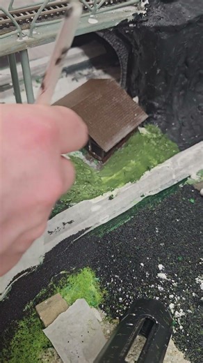 Olive instead of brown! 🚂🌲 The perfect base for the forest floor #spurs #modelmaking #diy