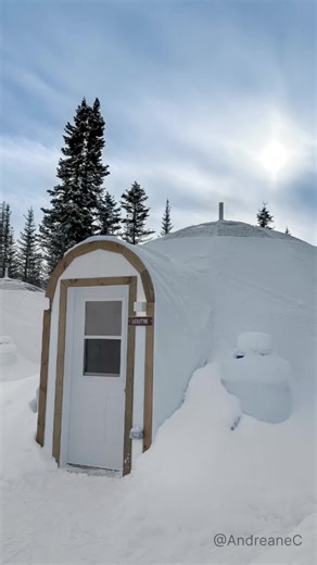 Winter is coming! Don't forget to make a reservation at Imago Village A magical place where you can enjoy a ton of activities like snowmobiling, snowshoeing, cross-country skiing, and skiing/snowboarding. And there's a VERY GOOD restaurant located right on the site. You can also admire the stars and the northern lights.