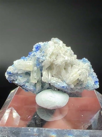 linarite + Cerussite Size: 2.4cm Origin: Gongcheng, Guilin, Guangxi, China.