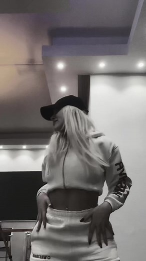 Dance Moves in Modern Aesthetics: Stylish Moves to ESSENTIALS